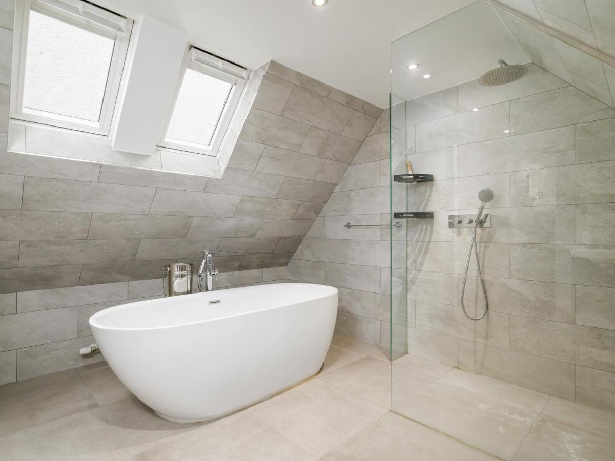 Pass The Keys Historic Ramsay Garden Apt With Balcony Views Edinburgh Exterior photo